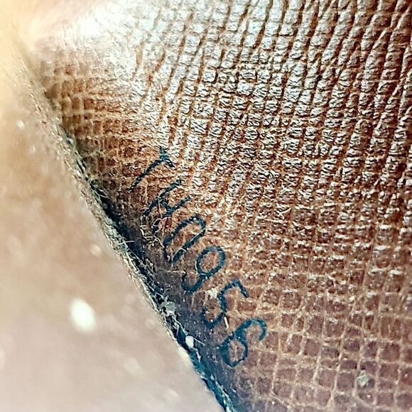 Louis Vuitton Mongram Keys Case Wallet - Picture 7 of 7